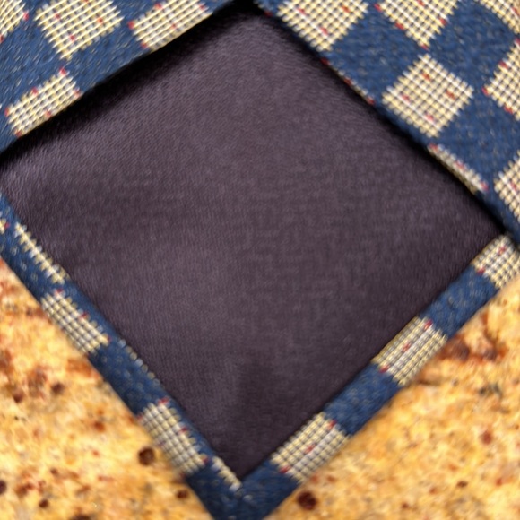 PAUL FREDRICK SILK HAND TAILORED TIE WITH NAVY, YELLOW AND RED. MADE IN THE USA - Picture 5 of 6